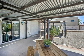 Outdoor dining - House w/ Covered Patio > 1 Mi to Lake Havasu! (Lake Havasu City)