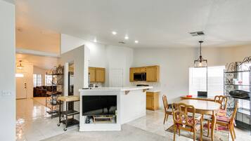 House (3 Bedrooms) | Interior