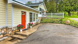A house with a red door, stone steps, a white porch railing, and a stone wall. - 18 Mi to Crystal Mtn: Couple's Haven Near Lake (Frankfort)