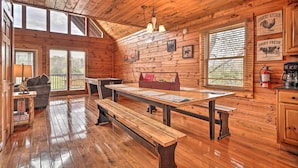 Dining - Mountain Pool Lodge Sevierville Cabin w/ Hot Tub (Sevierville)