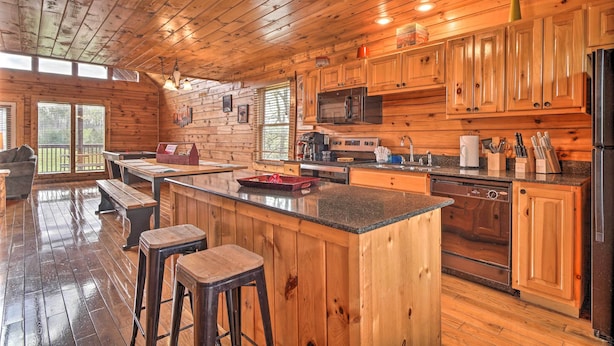 House (4 Bedrooms) | Private kitchen | Microwave, oven, stovetop, dishwasher - Mountain Pool Lodge Sevierville Cabin w/ Hot Tub (Sevierville)