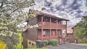 Interior - Mountain Pool Lodge Sevierville Cabin w/ Hot Tub (Sevierville)