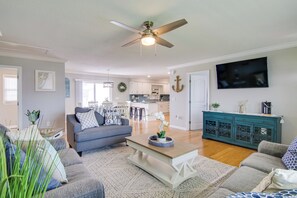 House (3 Bedrooms) | Living area