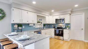 House (3 Bedrooms) | Interior