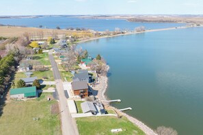 Un quartier résidentiel au bord du lac, avec des maisons, un quai et une route.