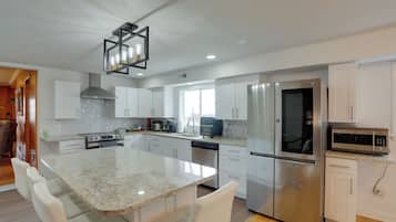 House (6 Bedrooms) | Interior