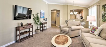 Sunny Courtyard Villa w/ Patio: Golf & Dine!