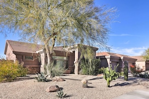 Property grounds - Goodyear Home: 6 Mi to Estrella Mountain Hiking! (Goodyear)