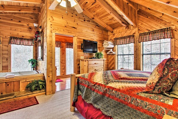 Gatlinburg Mountainside Escape W/ Deck & Hot Tub! - Gatlinburg, TN