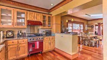 Rumah (2 Bedrooms) | Dapur pribadi | Microwave, oven, kompor, dan mesin pencuci piring