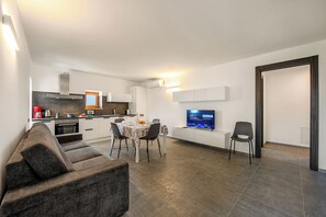 Appartamento familiare, 3 camere da letto (Appartamento Borgo Pastoedo) | Soggiorno | TV 21 pollici con canali via cavo