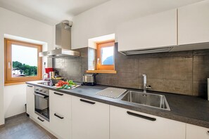 Family Apartment, Multiple Bedrooms (Appartamento Borgo Pastoedo) | Private kitchen | Fridge, microwave, oven, stovetop - Appartamento Borgo Pastoedo (Tenno)