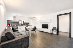 Familie appartement, 3 slaapkamers, magnetron (Appartamento Borgo Pastoedo) | Woonruimte | Een televisie