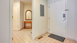 A hallway with a white door, a wooden bench, and a mirror on the wall. - Pigeon Retreat w/ Community Pool & Hot Tub! (Pigeon)