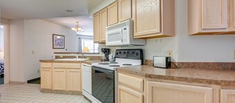 Pigeon Retreat w/ Community Pool & Hot Tub!