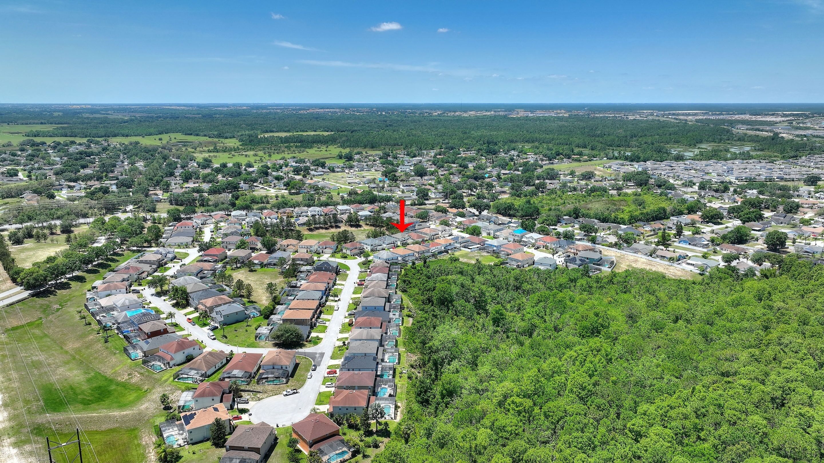 Vista aérea de una zona residencial con casas, calles y espacios verdes.