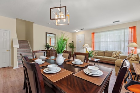 Vila, 5 quartos | Opções para refeição. Greenview Bliss By Shine Villas #031 5 Bedroom Villa