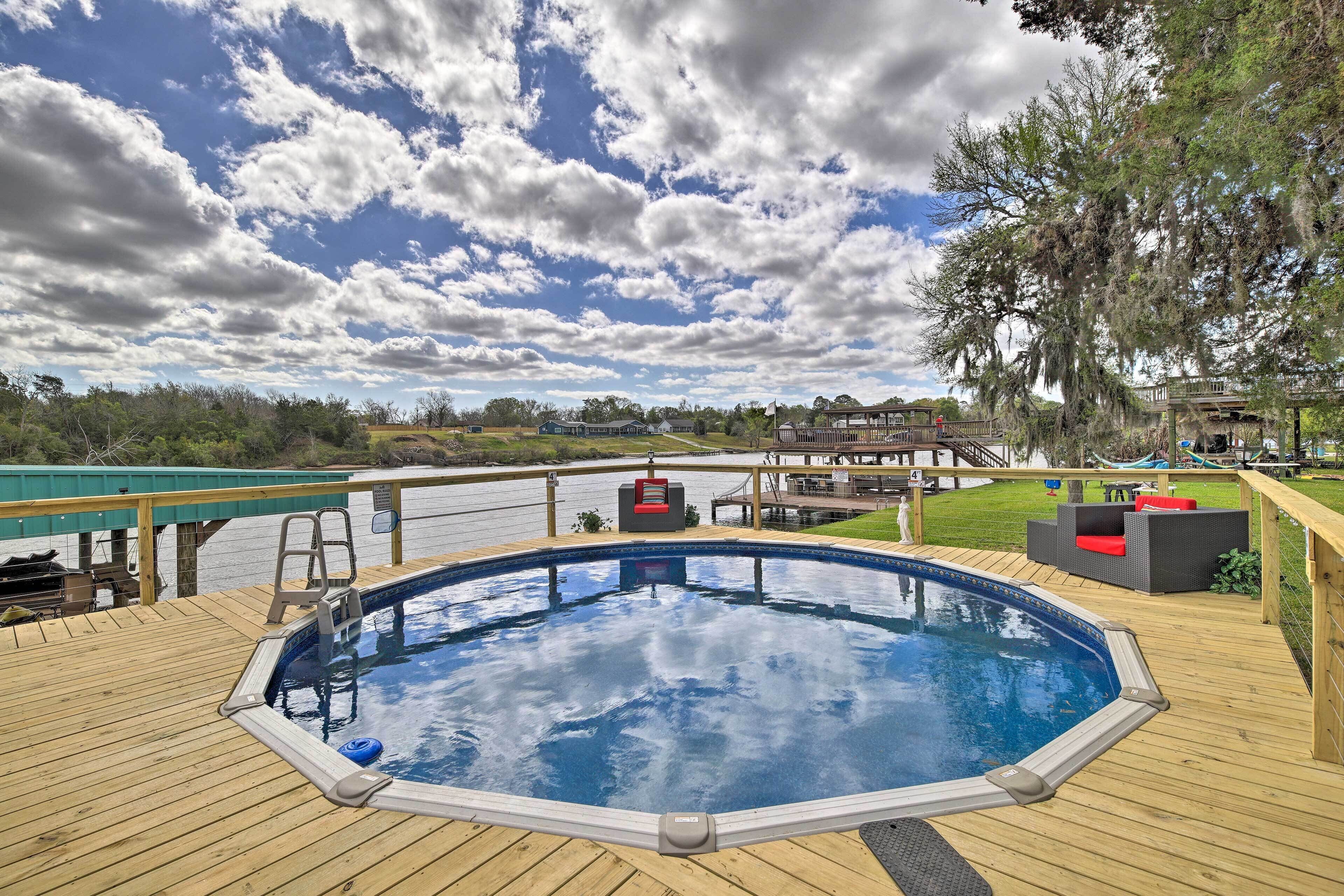 Una piscina al aire libre