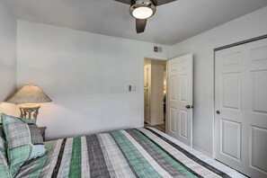 2 bedrooms, iron/ironing board, bed sheets