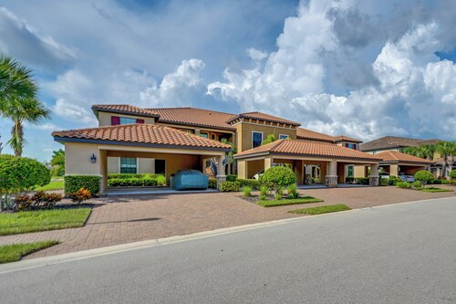 Chic Country Club Condo With Pool Access!