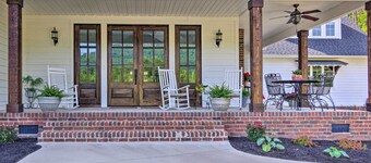 Near Parks, Trails & Lakes: Quaint Landrum Escape!