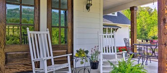 Near Parks, Trails & Lakes: Quaint Landrum Escape!