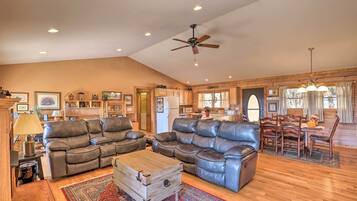 House (3 Bedrooms) | Interior