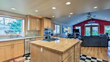 House (3 Bedrooms) | Private kitchen | Microwave, oven, stovetop, dishwasher