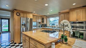 House (3 Bedrooms) | Private kitchen | Microwave, oven, stovetop, dishwasher