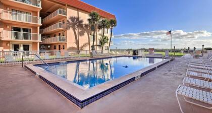 Sunny Cocoa Beach Condo w/ Balcony & Pool Access