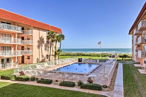 Sunny Cocoa Beach Condo w/ Balcony & Pool Access