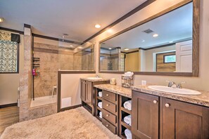 Interior - Pet-friendly Home w/ Deck in Broken Bow! (Broken Bow)