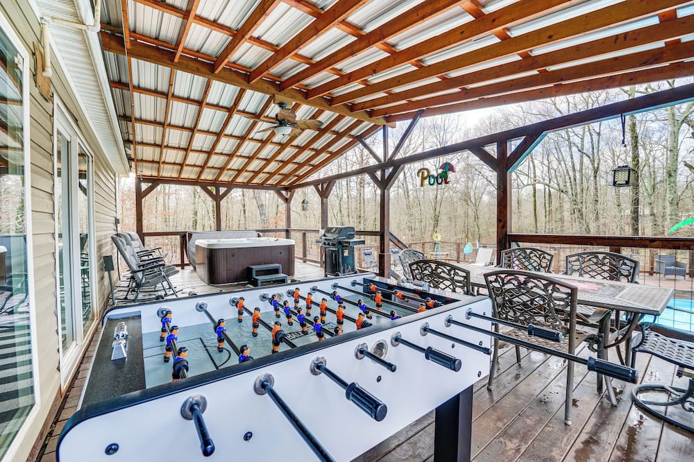 Pet-friendly Home w/ Deck in Broken Bow!