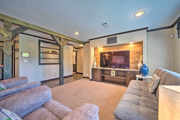 House (3 Bedrooms) | Interior - Pet-friendly Home w/ Deck in Broken Bow! (Broken Bow)