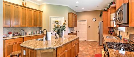 House (5 Bedrooms) | Interior