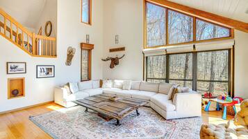 House (5 Bedrooms) | Interior