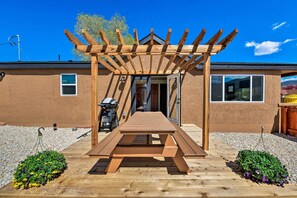Outdoor dining - Downtown Home W/large Yard, 21 Mi to Monarch! (Salida)