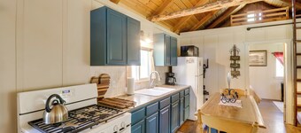 Hilltop Cabin Retreat by Lake Koocanusa!