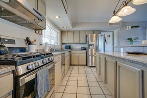Microwave, oven, stovetop, dishwasher - Beautiful Phoenix Vacation Rental w/ Private Pool! (Phoenix)