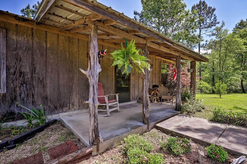 Secluded Cabin w/ Pond ~ 37 Mi to Gulf Coast!