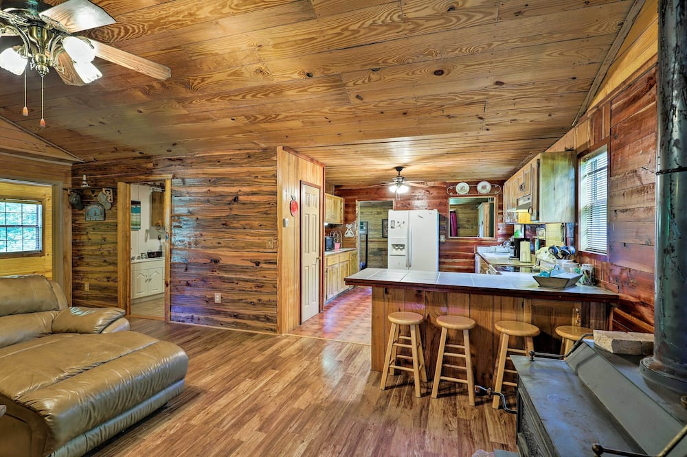 Secluded Cabin w/ Pond ~ 37 Mi to Gulf Coast! - New Augusta, MS