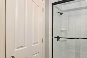 House (4 Bedrooms) | Bathroom | Shower - Peaceful Anchorage Getaway 12 Mi to Downtown! (Anchorage)