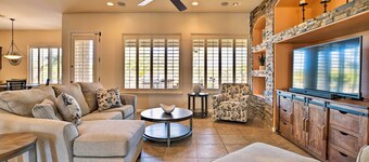 11 Mi to Phoenix Raceway: Luxury Sonoran Oasis!