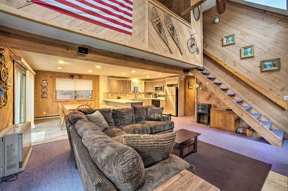 Cozy Mountain Retreat w/ Deck ~ 3 Mi to Mount Snow - West Dover, VT