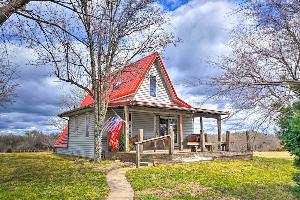 Vivid 'cedar Ridge' Cabin ~ 23 Miles to Wichita! - Potwin, KS