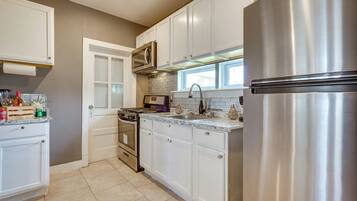 House (3 Bedrooms) | Private kitchen | Microwave, oven, stovetop, blender