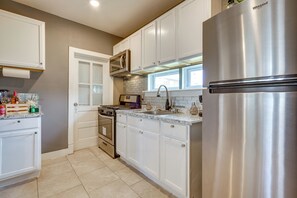 House (3 Bedrooms) | Private kitchen - Atlantic City Getaway Near Casinos & Boardwalk! (Atlantic City)