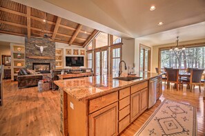 Interior - Fire Pit: Family-friendly Lakeside Retreat (Lakeside)