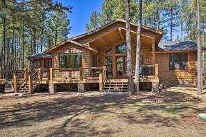 Interior - Fire Pit: Family-friendly Lakeside Retreat (Lakeside)