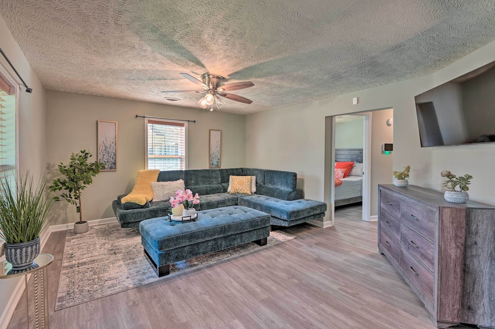 Quaint Downtown Murfreesboro Cottage w/ Lush Yard - Milton, TN